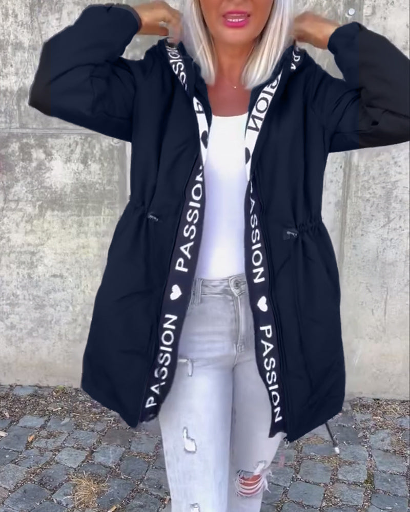 Aitana | Abrigo Casual con Capucha y Estampado de Letras
