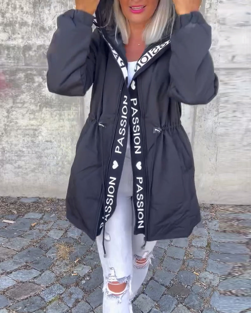 Aitana | Abrigo Casual con Capucha y Estampado de Letras