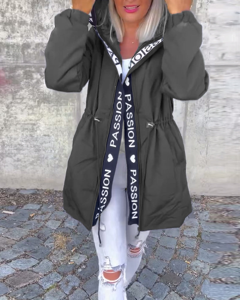 Aitana | Abrigo Casual con Capucha y Estampado de Letras