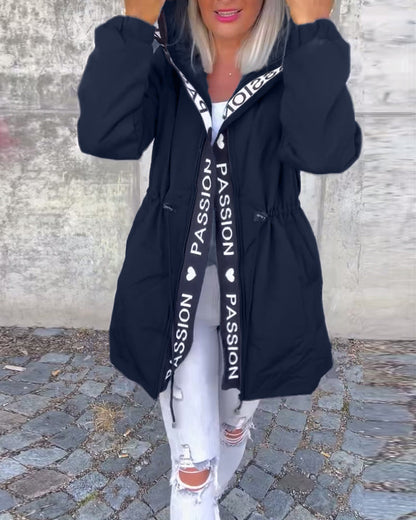 Aitana | Abrigo Casual con Capucha y Estampado de Letras