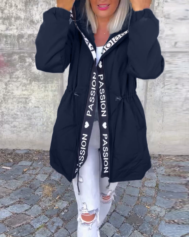 Aitana | Abrigo Casual con Capucha y Estampado de Letras