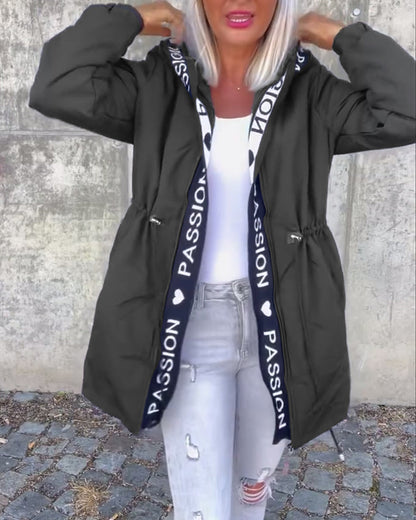 Aitana | Abrigo Casual con Capucha y Estampado de Letras