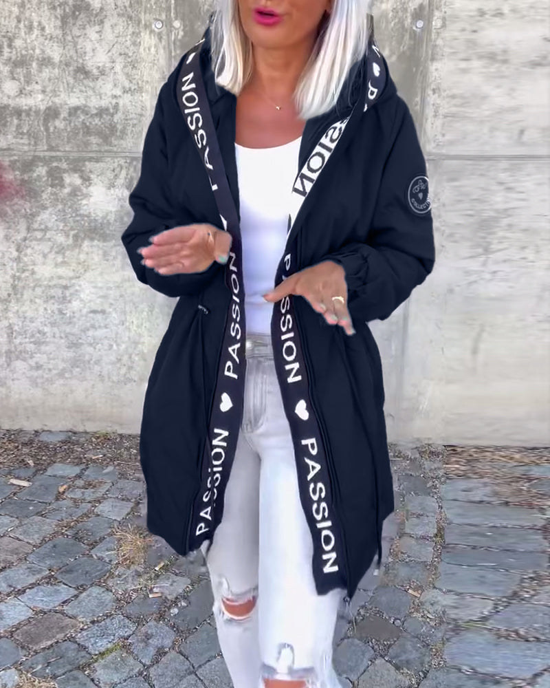 Aitana | Abrigo Casual con Capucha y Estampado de Letras