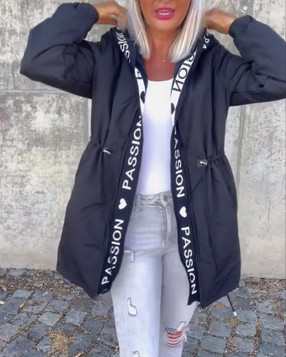 Aitana | Abrigo Casual con Capucha y Estampado de Letras