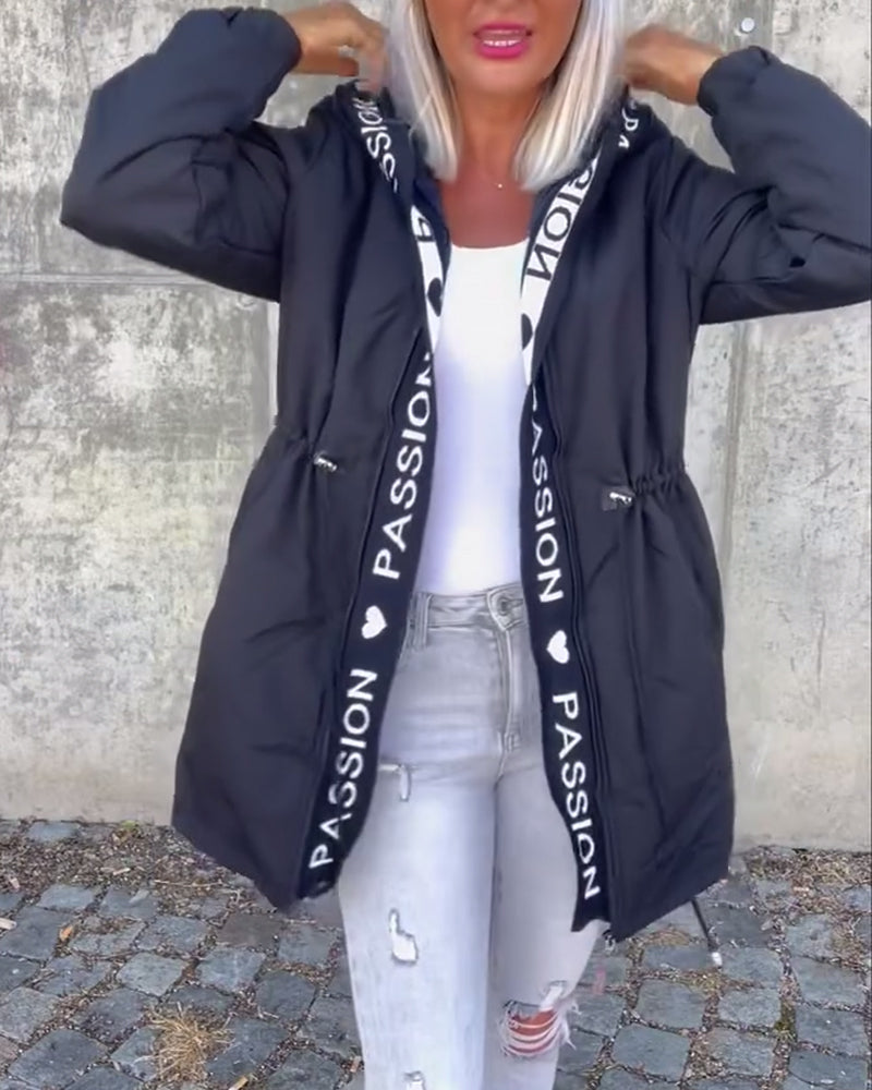 Aitana | Abrigo Casual con Capucha y Estampado de Letras