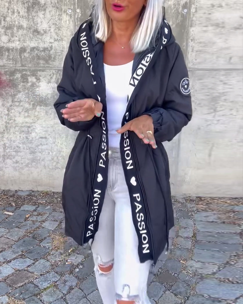 Aitana | Abrigo Casual con Capucha y Estampado de Letras