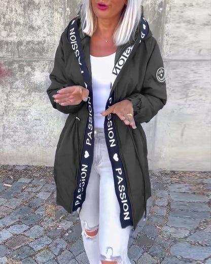 Aitana | Abrigo Casual con Capucha y Estampado de Letras