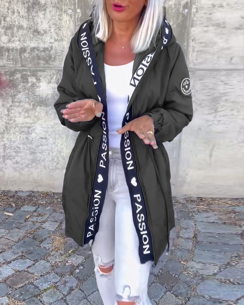 Aitana | Abrigo Casual con Capucha y Estampado de Letras