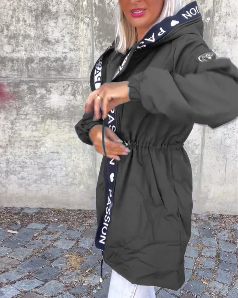 Aitana | Abrigo Casual con Capucha y Estampado de Letras