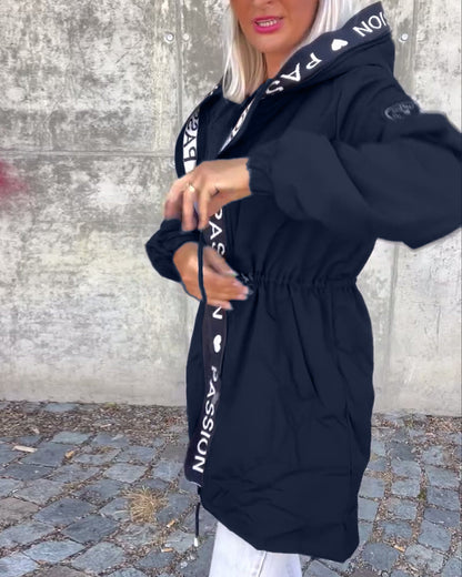 Aitana | Abrigo Casual con Capucha y Estampado de Letras