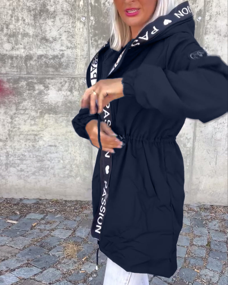 Aitana | Abrigo Casual con Capucha y Estampado de Letras