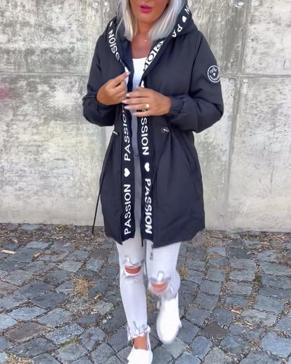 Aitana | Abrigo Casual con Capucha y Estampado de Letras