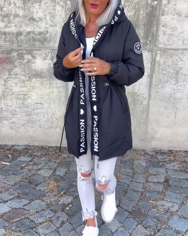 Aitana | Abrigo Casual con Capucha y Estampado de Letras