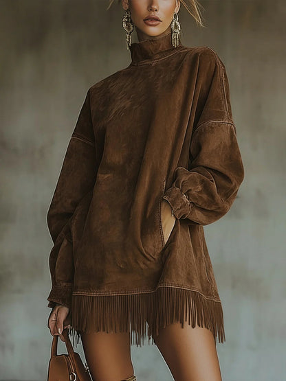 Vestido Vera efecto ante con flecos en marrón, cuello alto y mangas anchas