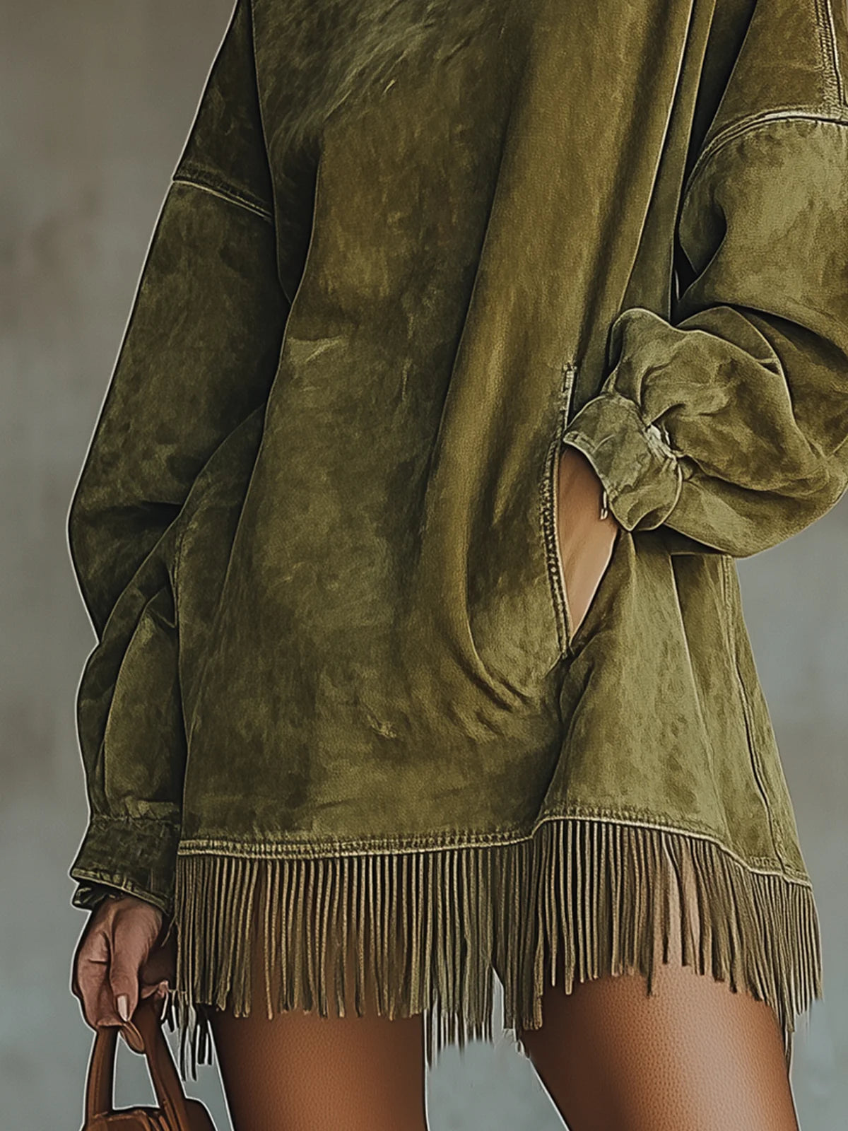 Detalle del bajo de flecos del vestido Vera en verde oliva