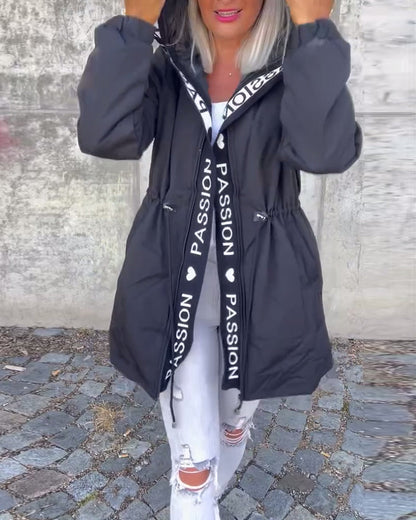 Aitana | Abrigo Casual con Capucha y Estampado de Letras
