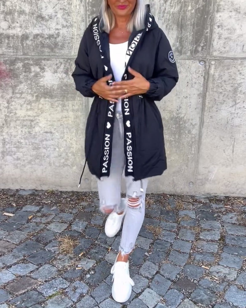 Aitana | Abrigo Casual con Capucha y Estampado de Letras