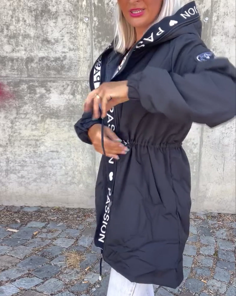 Aitana | Abrigo Casual con Capucha y Estampado de Letras